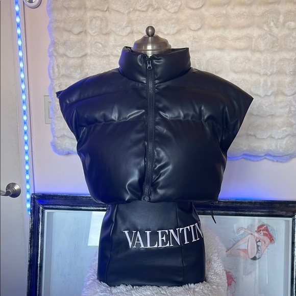 No name brand faux leather Black Puffer Vest NWOT adjustable bands on the bottom - Picture 1 of 8